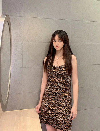 Stílusos női ruha állatmintával, vékony pántokkal