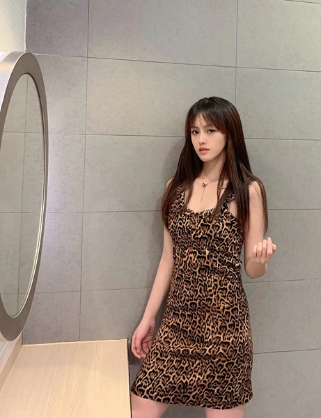 Stílusos női ruha állatmintával, vékony pántokkal