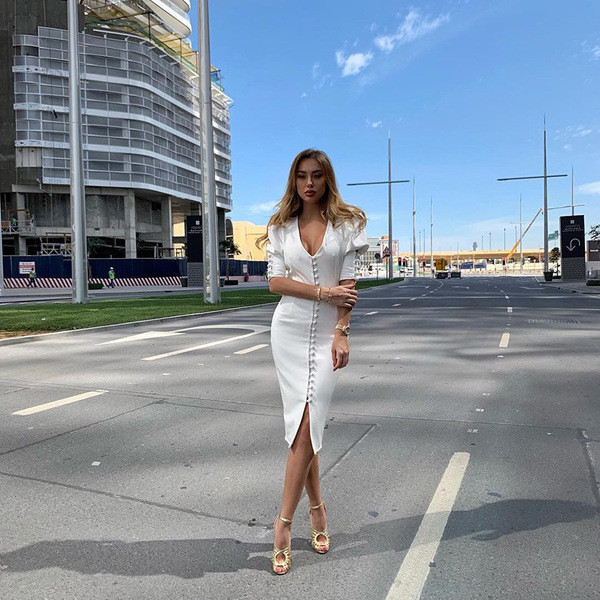 Rochie de dama actuala cu nasturi in alb