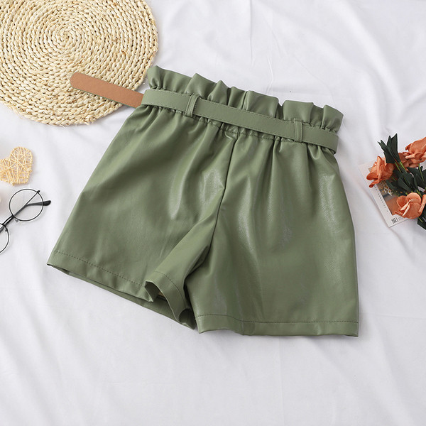 Öko bőrből készült női rövidnadrág több színben