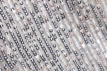 Elegáns rövid ruha ezüst színű flitterekkel