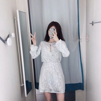 Elegáns rövid ruha ezüst színű flitterekkel