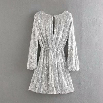 Elegáns rövid ruha ezüst színű flitterekkel