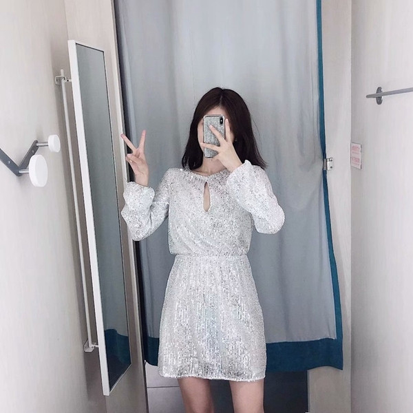 Elegáns rövid ruha ezüst színű flitterekkel