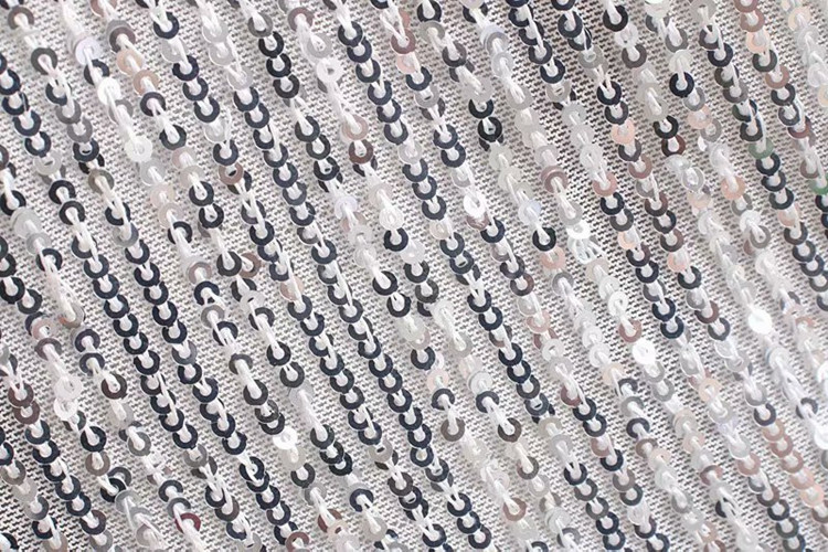 Elegáns rövid ruha ezüst színű flitterekkel