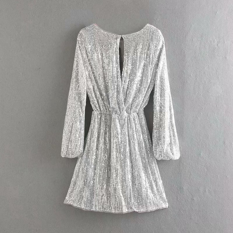 Elegáns rövid ruha ezüst színű flitterekkel