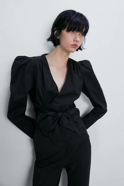 Elegáns blúz mély V-nyakkal és övvel