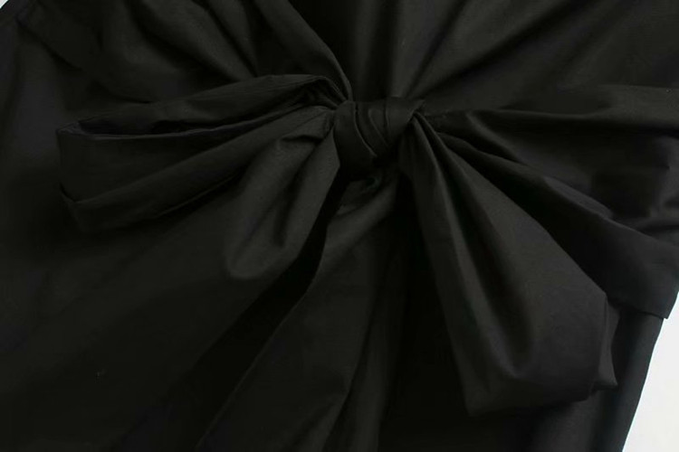 Elegáns blúz mély V-nyakkal és övvel