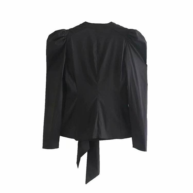 Elegáns blúz mély V-nyakkal és övvel