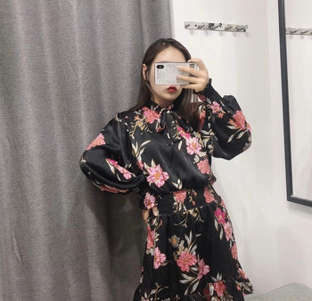 Modern ruha virágos motívumokkal, fekete színben