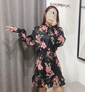 Modern ruha virágos motívumokkal, fekete színben