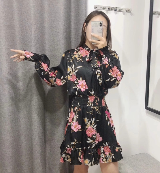 Modern ruha virágos motívumokkal, fekete színben