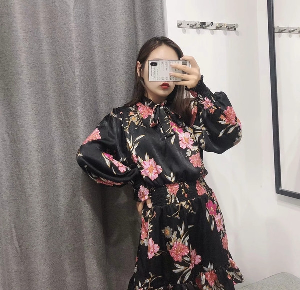 Modern ruha virágos motívumokkal, fekete színben