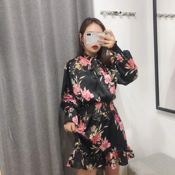 Modern ruha virágos motívumokkal, fekete színben