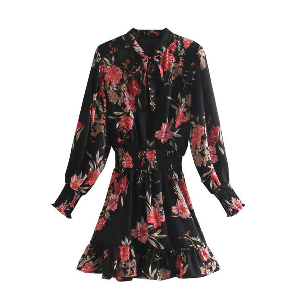 Modern ruha virágos motívumokkal, fekete színben