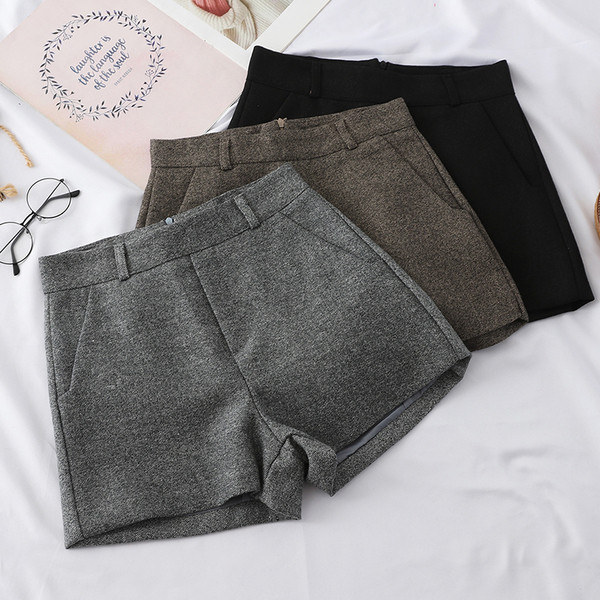 Pantaloni scurti de dama in trei culori cu buzunare si talie inalta