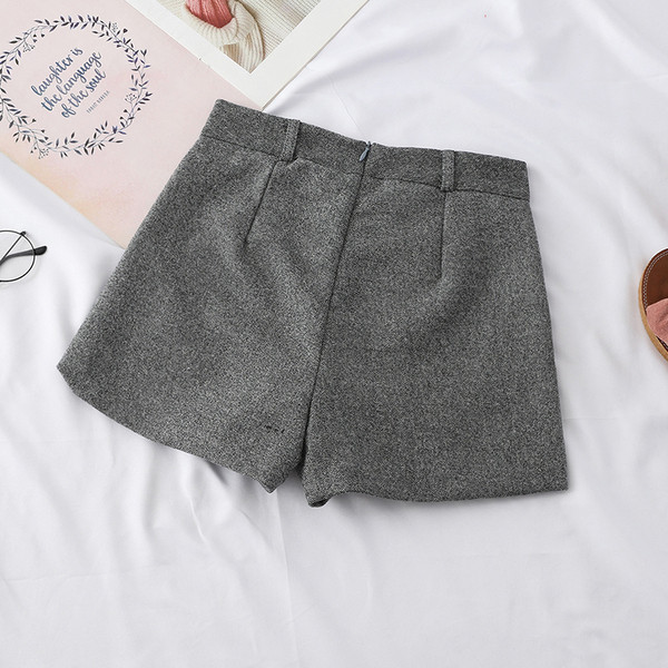 Pantaloni scurti de dama in trei culori cu buzunare si talie inalta