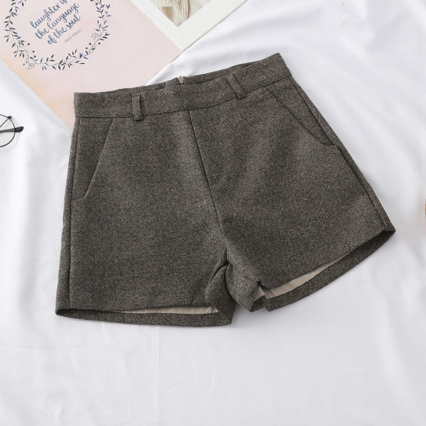 Pantaloni scurti de dama in trei culori cu buzunare si talie inalta