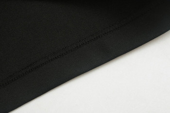 Aktuális női ruha gombokkal, fekete színben