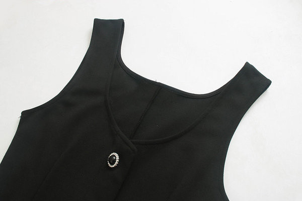 Aktuális női ruha gombokkal, fekete színben