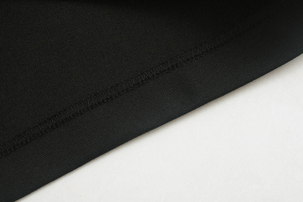 Aktuális női ruha gombokkal, fekete színben