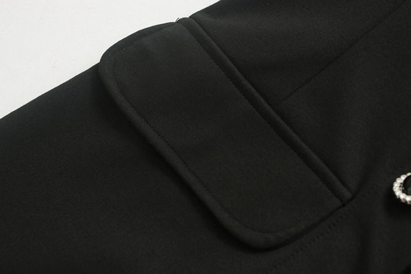 Aktuális női ruha gombokkal, fekete színben