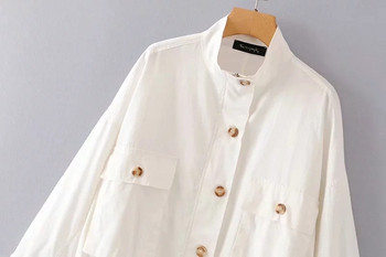 Модерно дамско яке с джобове и копчета в бял цвят