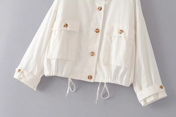 Модерно дамско яке с джобове и копчета в бял цвят