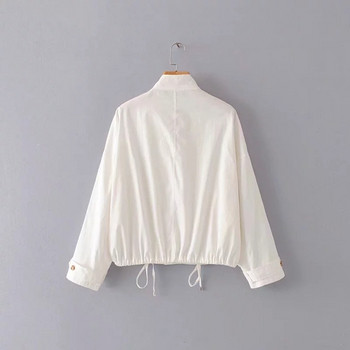 Модерно дамско яке с джобове и копчета в бял цвят