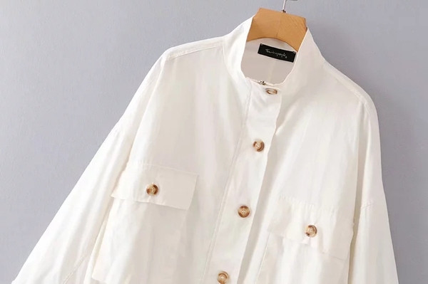 Модерно дамско яке с джобове и копчета в бял цвят