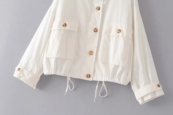 Модерно дамско яке с джобове и копчета в бял цвят