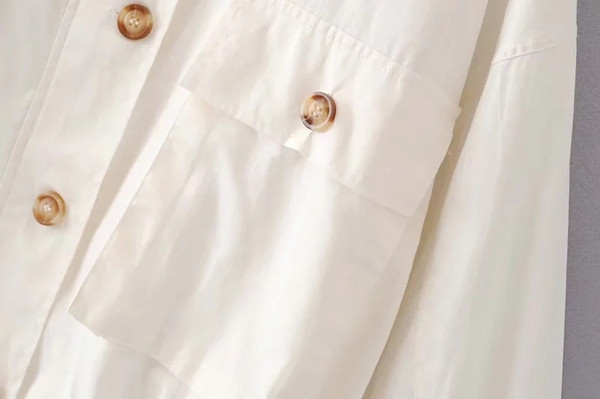 Модерно дамско яке с джобове и копчета в бял цвят