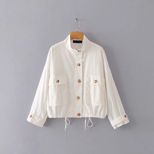 Модерно дамско яке с джобове и копчета в бял цвят