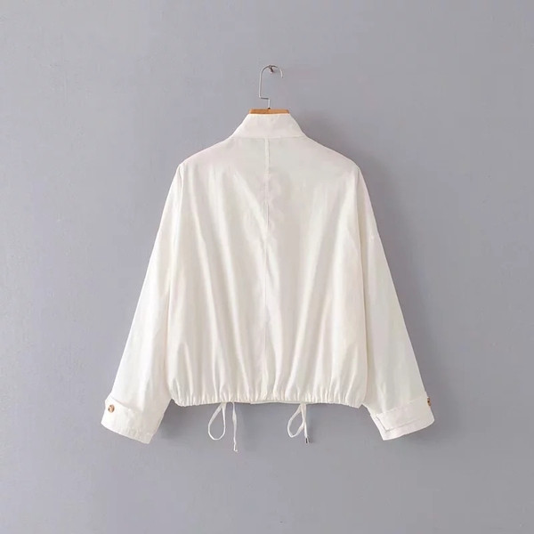 Модерно дамско яке с джобове и копчета в бял цвят