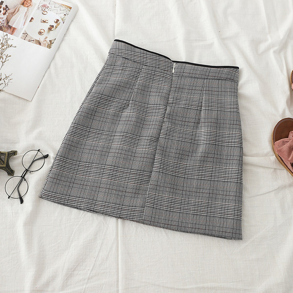 Kockás női szoknya két színben, gombokkal, magas derékkal
