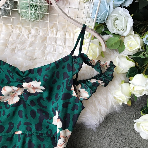 Rochie moderna de dama cu bretele subtiri - model croiat