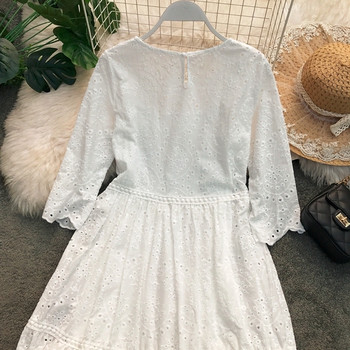 Modern női ruha fehér színben