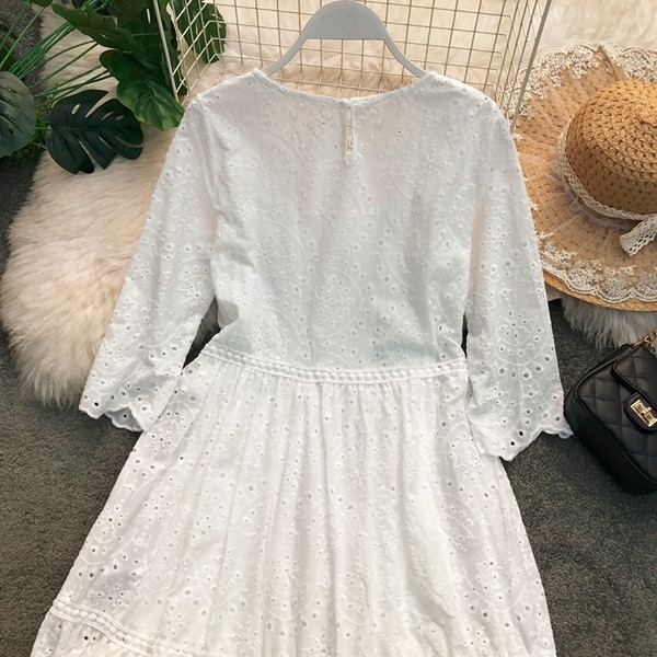 Modern női ruha fehér színben