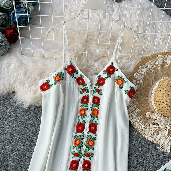 Rochie elegantă de damă cu broderie în alb și negru