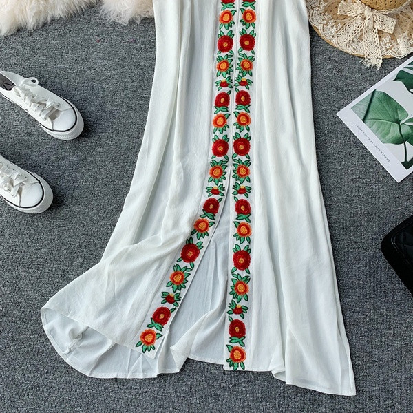 Rochie elegantă de damă cu broderie în alb și negru