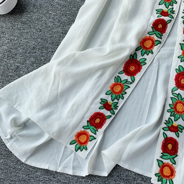 Rochie elegantă de damă cu broderie în alb și negru