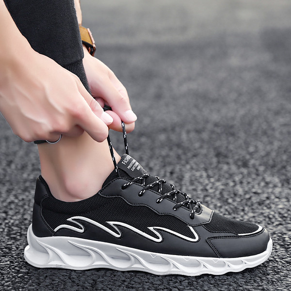 Férfi alkalmi tornacipő fekete fűzővel