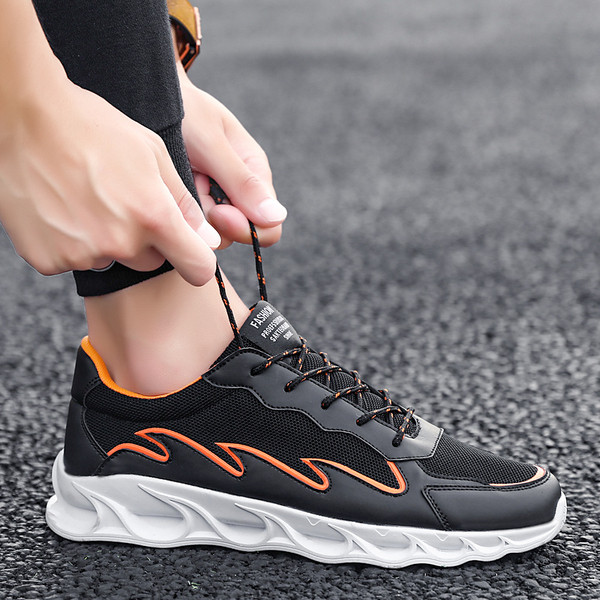 Férfi alkalmi tornacipő fekete fűzővel