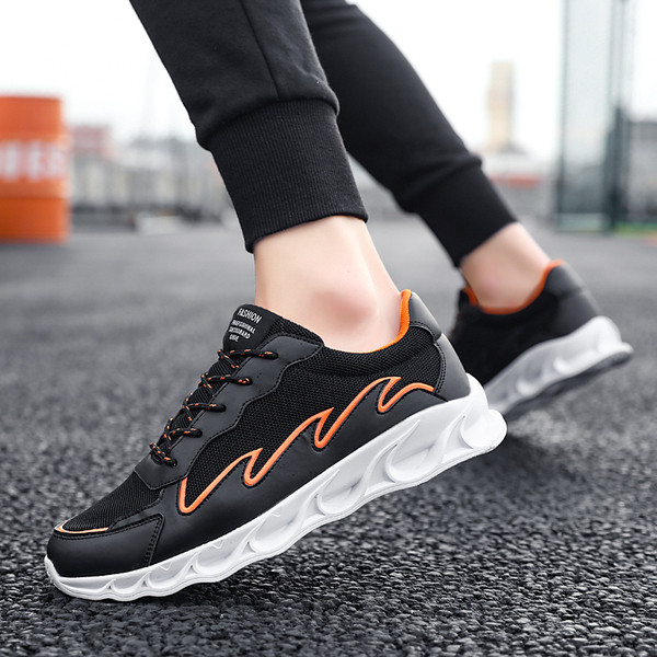 Férfi alkalmi tornacipő fekete fűzővel