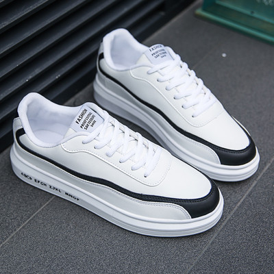 Műbőrből készült férfi tornacipő világos színű felirattal