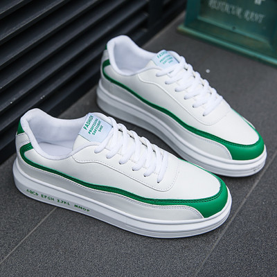 Műbőrből készült férfi tornacipő világos színű felirattal