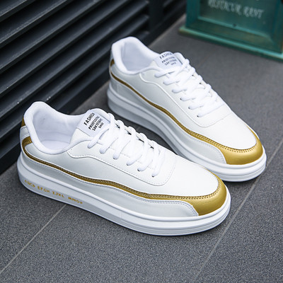 Műbőrből készült férfi tornacipő világos színű felirattal