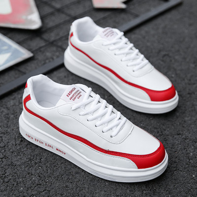 Műbőrből készült férfi tornacipő világos színű felirattal