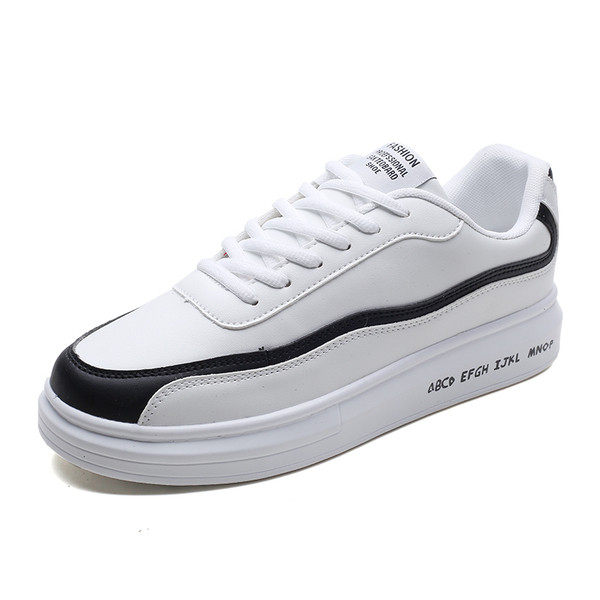 Műbőrből készült férfi tornacipő világos színű felirattal