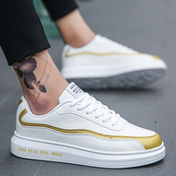 Műbőrből készült férfi tornacipő világos színű felirattal